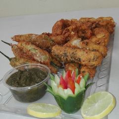 Pakora platter and Green Chutney A picture of Pakora platter and Green Chutney.