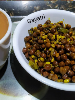 काले चने और मूंग फ्राई(kale chane our moong fry recipe in Hindi) रेसिपी मुख्य फोटो