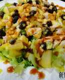 Ensalada templada de pollo y piña con dúo de salsas