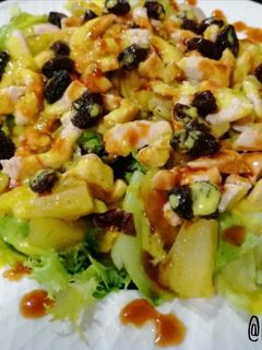 Una foto de Ensalada templada de pollo y piña con dúo de salsas
