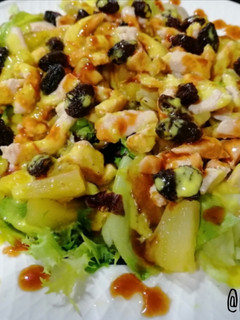 Una foto de Ensalada templada de pollo y piña con dúo de salsas