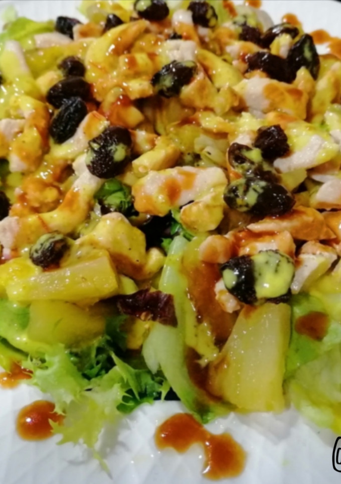 Una foto de Ensalada templada de pollo y piña con dúo de salsas