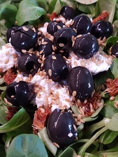 Una foto de Ensalada de canónigos con tomates secos