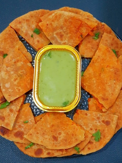 ગાજર ના પરોઠા (Gajar Paratha Recipe In Gujarati) રેસીપી મુખ્ય ફોટો