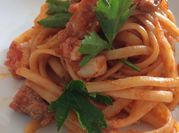 Una foto di pasta con pesce spada