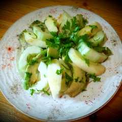 Una foto de Green Salad with Cucumber and Avocado, Green Apples 😋😋😋