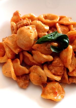 Foto di Orecchiette di semola e orzo con salsiccia, formaggio e pomodori