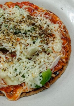 ભાખરી પીઝા (Bhakhri Pizza Recipe In Gujarati) રેસીપી મુખ્ય ફોટો