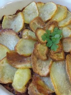 Una foto de Pastel de carne de pavo y de pollo con patatas crujientes