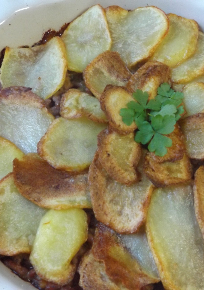 Una foto de Pastel de carne de pavo y de pollo con patatas crujientes