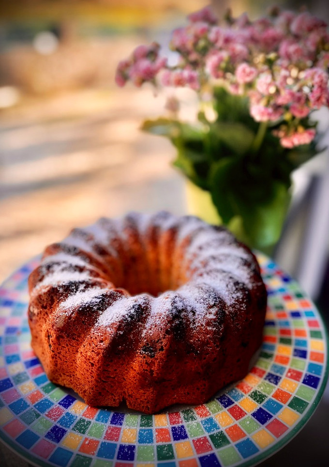 Una foto de Bizcocho con frutas escarchadas y pasas