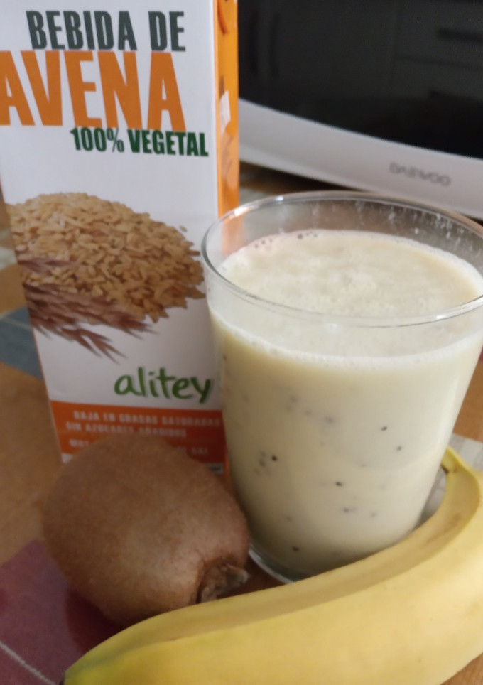 Una foto de Batido de avena, kiwi y plátano