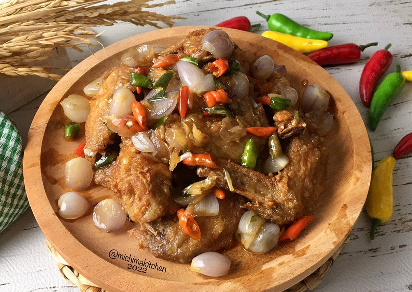 Sayap Ayam Goreng dengan Oseng Bawang
