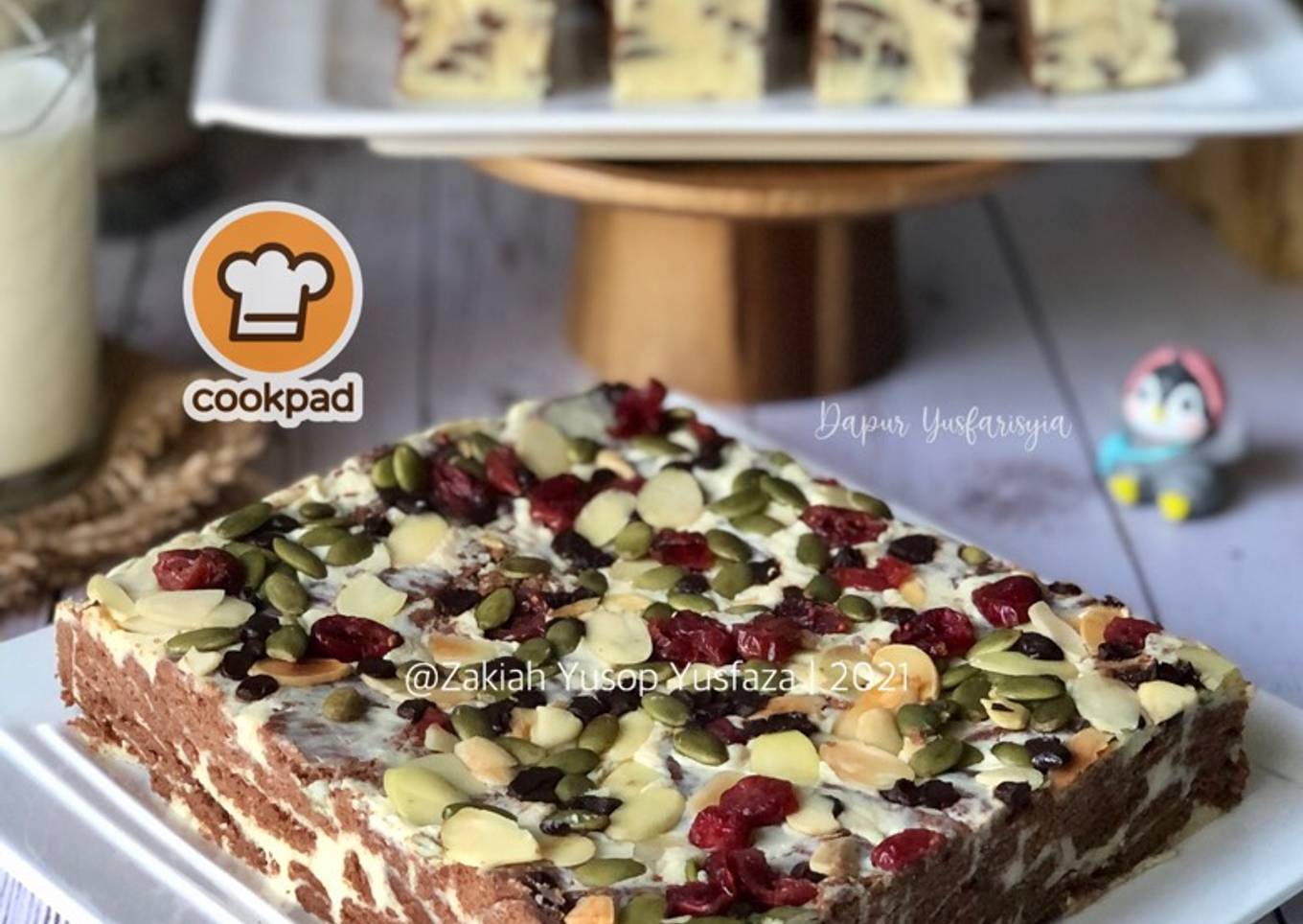 Kue dengan keju yang dicat dan koktail susu