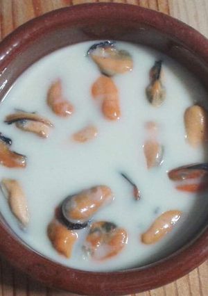 Una foto de Mejillones a la sidra con almendras