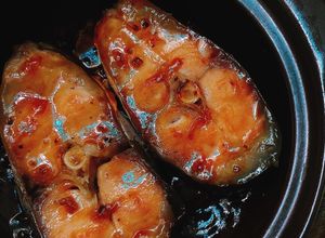 Hình của món Cá ba sa kho tộ.