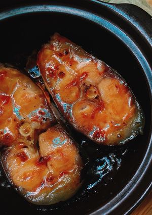 A picture of Vietnamese Braised Basa Fish (Cá ba sa kho tộ).