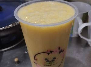 Una foto de Licuado🧃frutal🥭🍌🍎