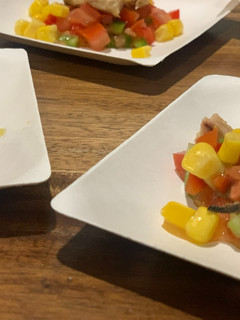 Una foto de Pico de gallo, melva canutera de Andalucía y maíz