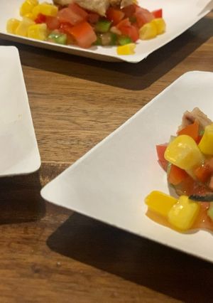 Una foto de Pico de gallo, melva canutera de Andalucía y maíz