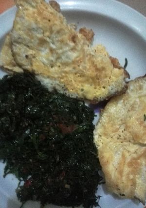 A picture of Saute kales served with omelet.