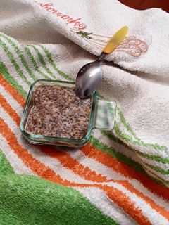 Una foto de Falso yogur de bebida de avena con semillas y frutos deshidratados