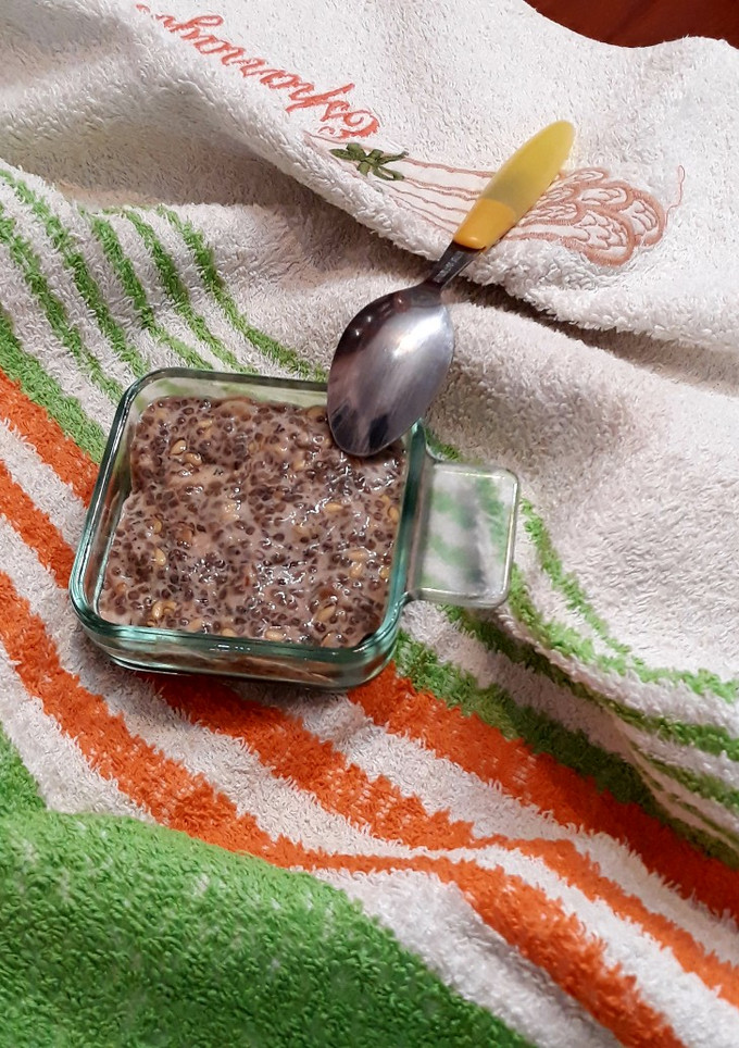 Una foto de Falso yogur de bebida de avena con semillas y frutos deshidratados