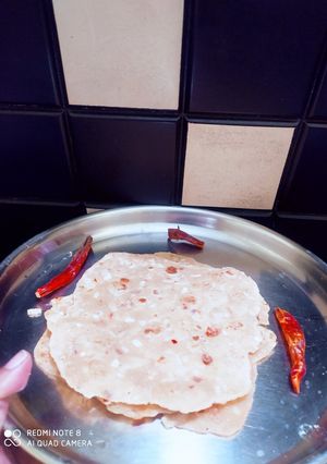 சில்லி கார்லிக் சப்பாத்தி(chilli garlic chapati recipe in tamil) செய்முறை முக்கிய புகைப்படம்