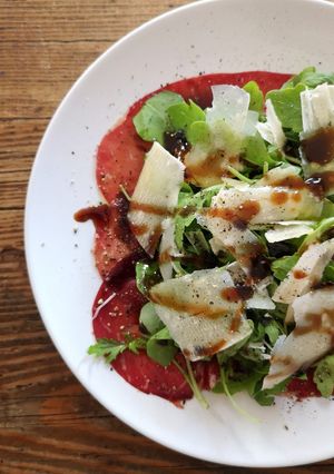 Foto di Antipasto veloce: Bresaola, rucola e parmigiano al balsamico