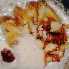 A picture of Alitas de pollo con papas al horno.