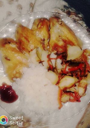 Una foto de Alitas de pollo con papas al horno