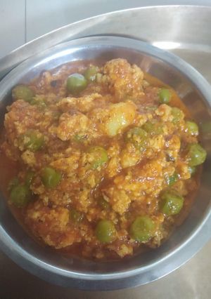 A picture of Matar paneer.