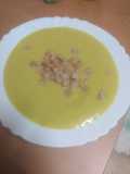 Crema de berros y lechuga con dados de jamón cocido fritos