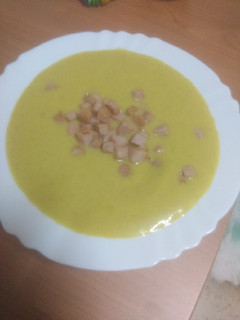 Una foto de Crema de berros y lechuga con dados de jamón cocido fritos