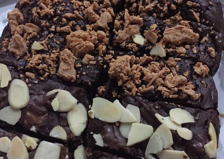 Brownies Panggang dengan kombinasi Almond-Keju