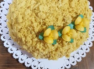 Foto di Torta mimosa con crema chantilly e pesche sciroppate