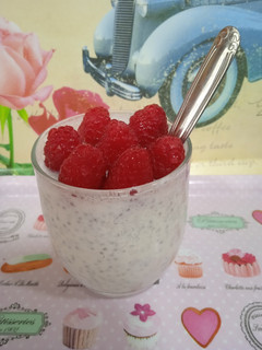 Una foto de Yogurt con chía y frambuesas