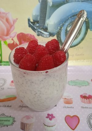 Una foto de Yogurt con chía y frambuesas