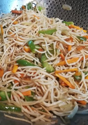 नूडल्स (Noodles recipe in Hindi) रेसिपी मुख्य फोटो