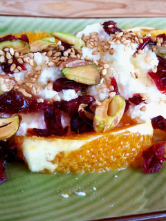 Una foto de Requesón con naranja, pistachos y cranberries