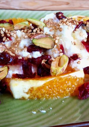Una foto de Requesón con naranja, pistachos y cranberries