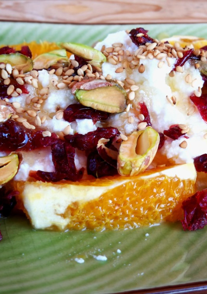 Una foto de Requesón con naranja, pistachos y cranberries