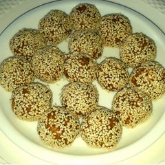 A picture of Til Gur Ladoo.