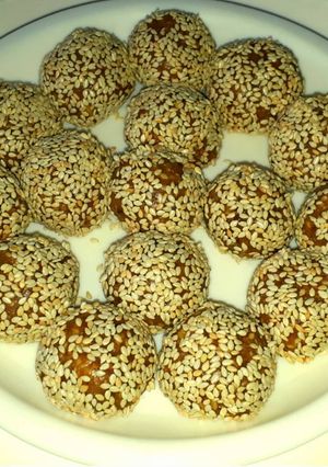 A picture of Til Gur Ladoo.