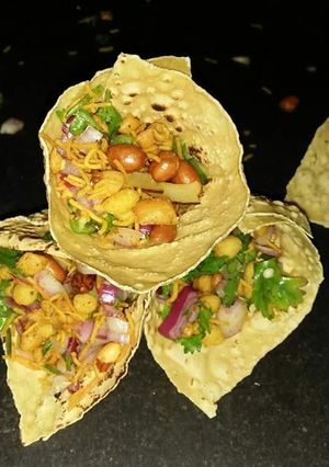 A picture of Papad cone chat.