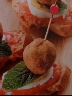Una foto de Albóndigas de flamenquín con salmorejo