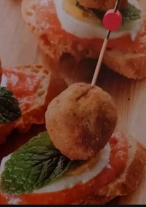 Una foto de Albóndigas de flamenquín con salmorejo