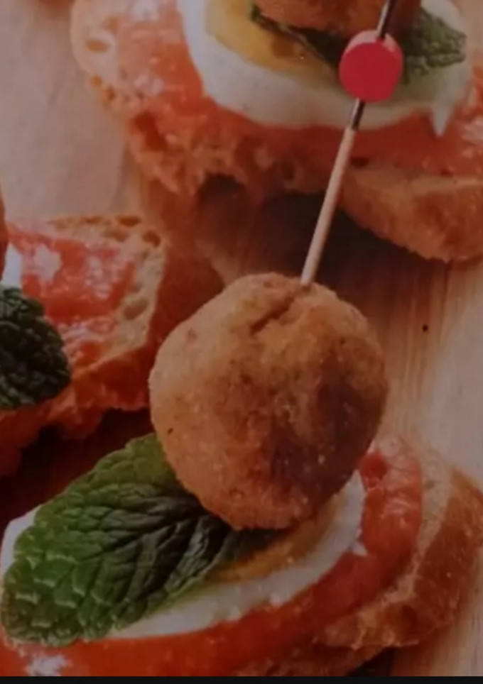 Una foto de Albóndigas de flamenquín con salmorejo