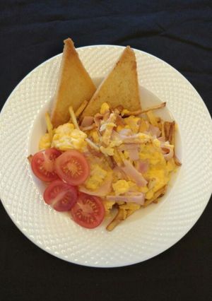 Una foto de Gramajo con jamón y pan tostado