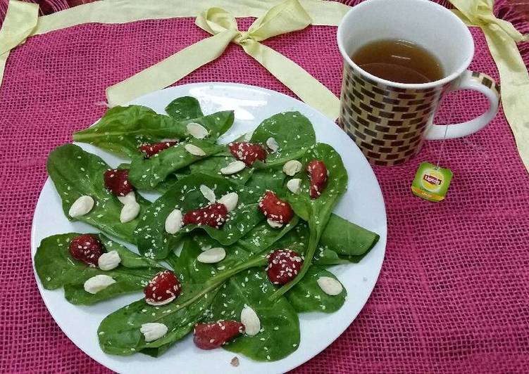 Steps to Prepare Any-night-of-the-week Spinach, Strawberry and Almond salad with sesame.. #wecare